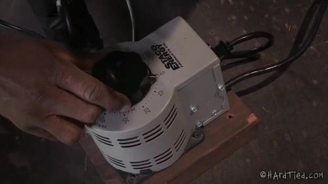 Мощные трах машины доводят рабыню до классного оргазма