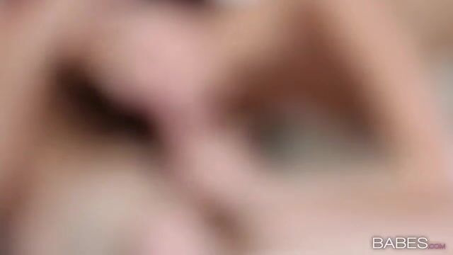 Влюбленная пара из колледжа впервые ебется перед объективом