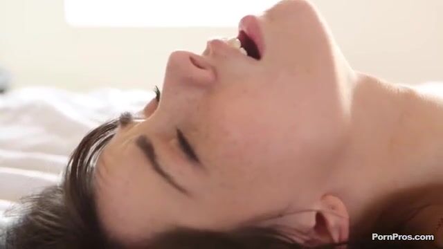 Тощая сестричка растягивает пизденку на упругом конце брата