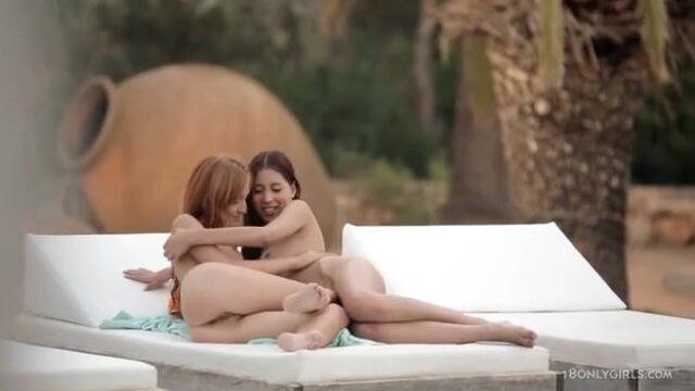 Брюнетка дрочит и вылизывает письку рыжей любовнице