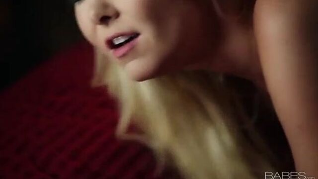 Влюбленные устроили нежный секс в уютной спальне