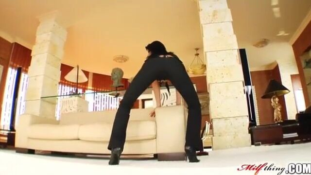 Заводная барышня ебется в обе дырки и кряхтит на весь дом