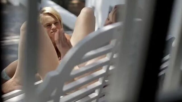 Милые русские лесбиянки облизывают пизденки на белой скамейке