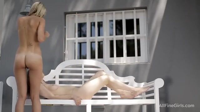 Милые русские лесбиянки облизывают пизденки на белой скамейке