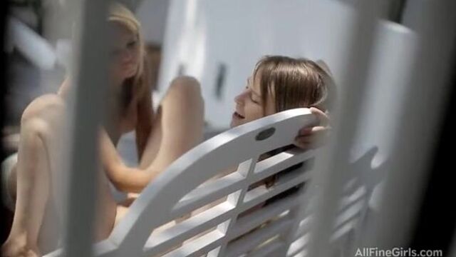 Милые русские лесбиянки облизывают пизденки на белой скамейке