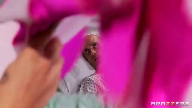 Грязная медсестра в наколках удовлетворяет пациента орально