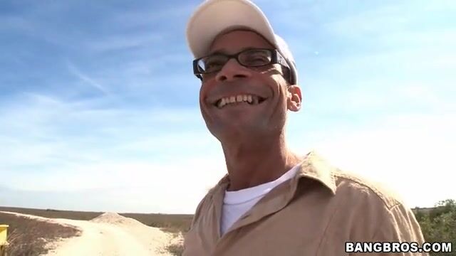 Соблазнительная жена фермера отсасывает тощему незнакомцу на природе