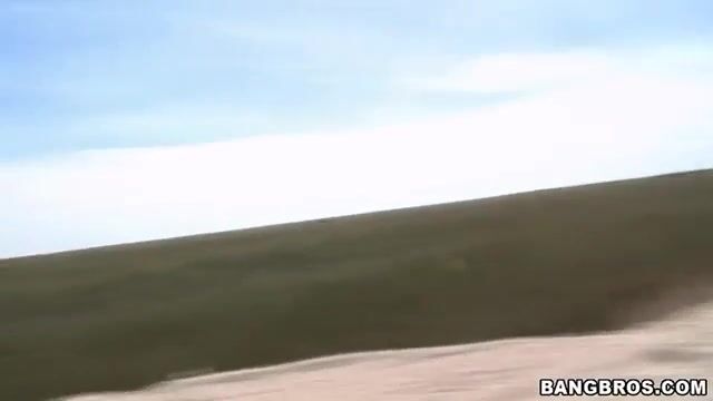 Соблазнительная жена фермера отсасывает тощему незнакомцу на природе