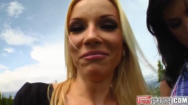 Лесби кончают струями во время классического фистинга