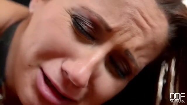 Строгая нимфоманка обливает рабыню горячим воском