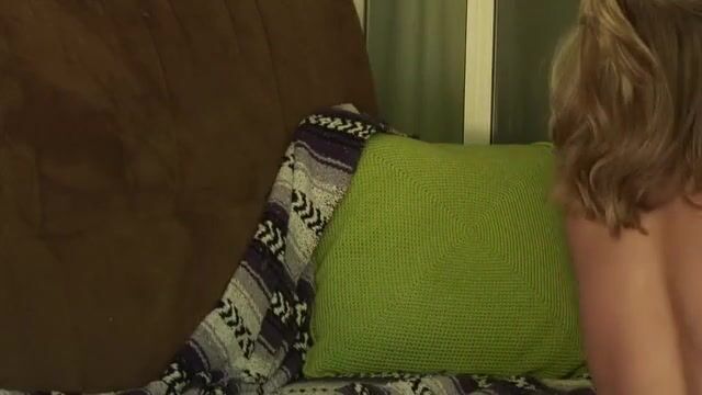 Порочная мамка постоянно вступает с сыном в половой контакт