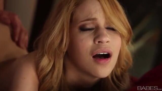 Тщательно вылизал кузине узкую письку и насадил на пенис