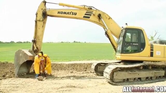 Грязные строители выебали латинку во все отверстия
