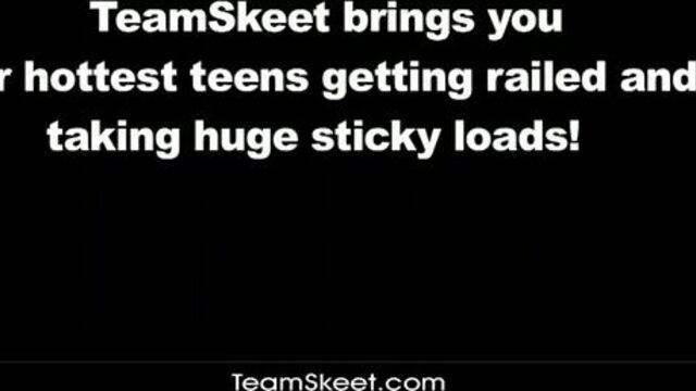 Худышка в гольфах резво приседает на хую