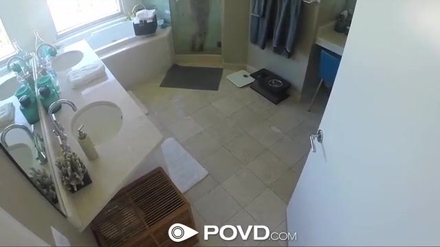 Цыпочка с выбритой киской умело насаживается на длинный пенис