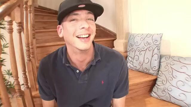 Братишка имеет сестричку в киску и дрочит очко пальцем