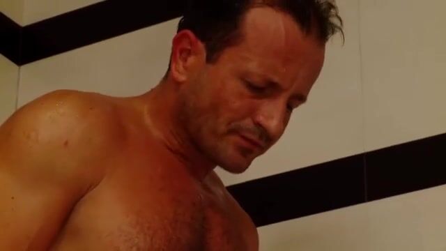 Муж помыл жене пизденку и выебал в ванной