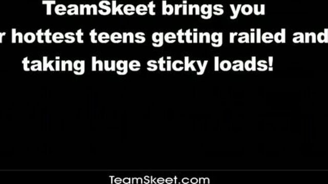 Влажная цыпочка с торчащими сосками шикарно встала раком перед возбужденным другом