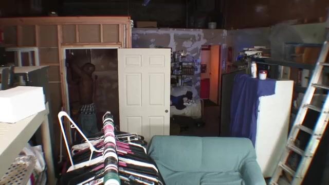 Губастая европейка с особой нежностью отсасывает африканцу