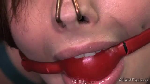 Связанная девушка подвергается легким сексуальным пыткам