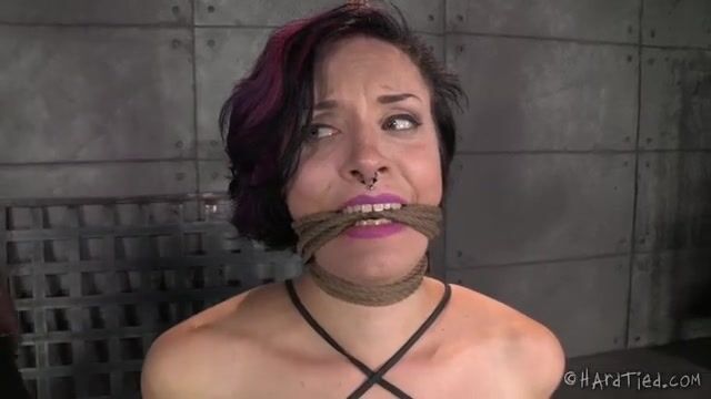 Злодей дрочит пленнице анус металлическим крюком