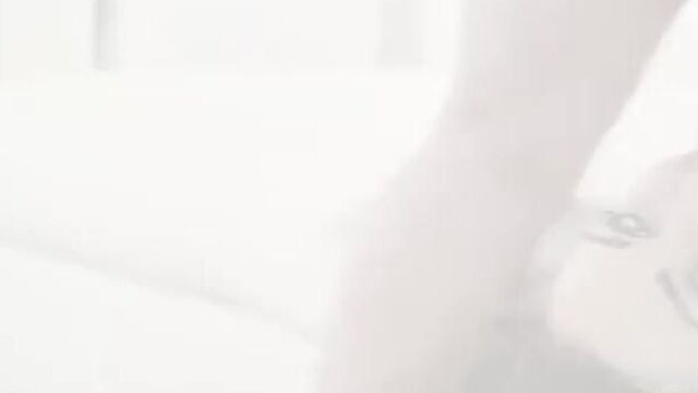 Бабенка с темными глазами сосет хуй и пускает слюни