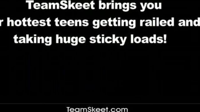 Трахаю любимую девушку в киску и поглаживаю анус пальцем