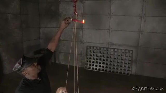 Грязные сексуальные пытки возбудили голую рабыню