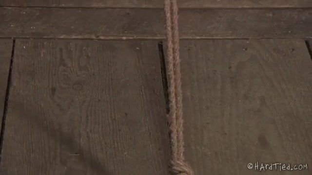 Мужик очень жестко дрочит письку милой рабыне