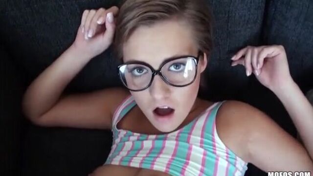 Модная красотка с выбритой киской знатно скачет на хую