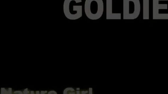 Провинциальная мамочка с большим бюстом устроила стриптиз на природе