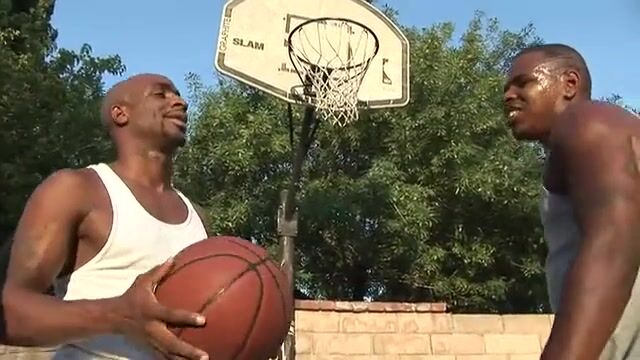 Возбудила негра и присела растрепанной пиздой на член