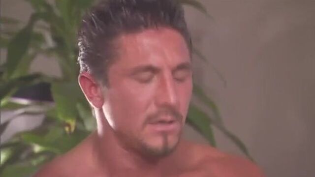 Судя по стонам русой бабе нравиться трахаться в очко