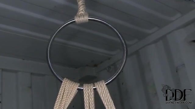 Рыжая пленница без нижнего белья подвергается грязным сексуальным пыткам