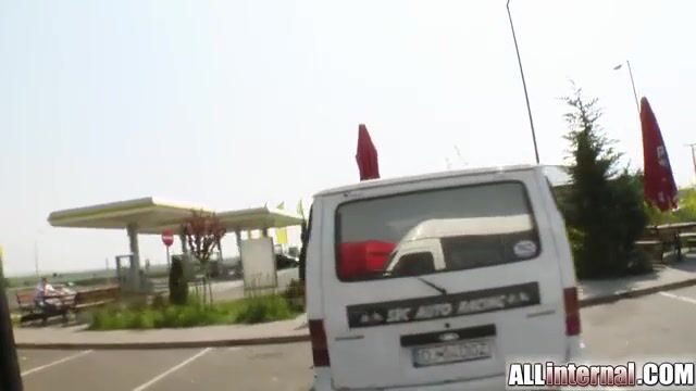 Влюбленная парочка ебется с мужиком возле бассейна