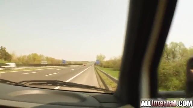 Влюбленная парочка ебется с мужиком возле бассейна