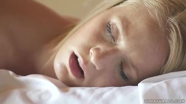 Романтичная леди почесывает пальцами письку и испытывает яркий оргазм