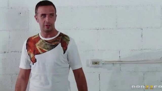 Модель с классной фигурой привыкла давать на первом свидании