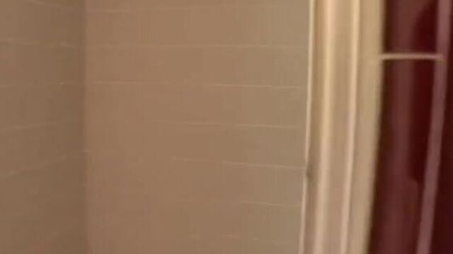 Брюнетка с классными сиськи сосет хуй и пускает слюни