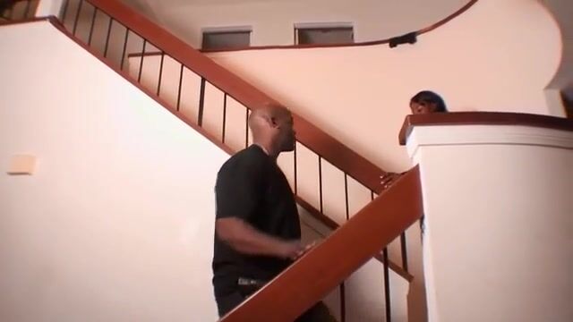 Негритянка сосет хуй чернокожему дружку и направляет достоинство в письку