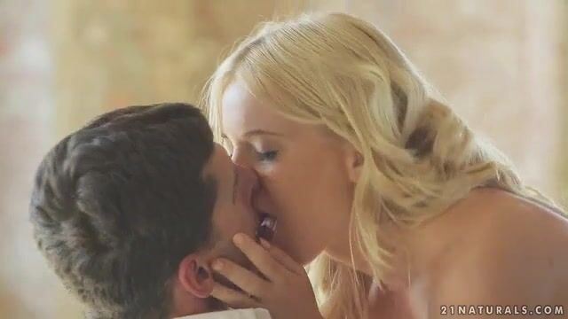 Сладкая парочка устроила чувственный секс на стуле