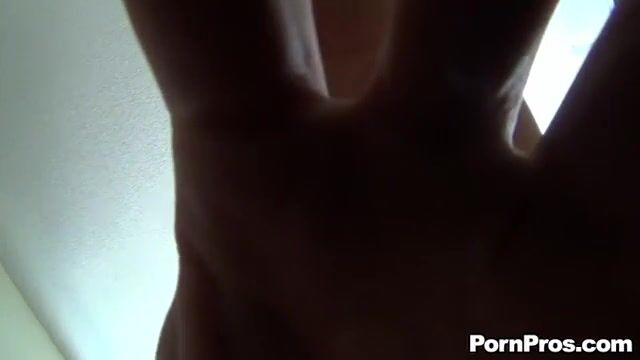 Белокурая студентка сосет приятелю перед любительской камерой