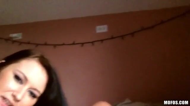 Выбрила пилотку и пошла ебаться к другу семьи