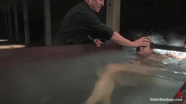 Грязные сексуальные пытки сильно возбуждают милую рабыню