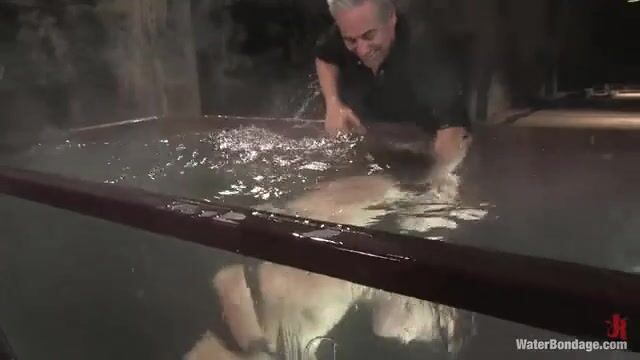 Грязные сексуальные пытки сильно возбуждают милую рабыню