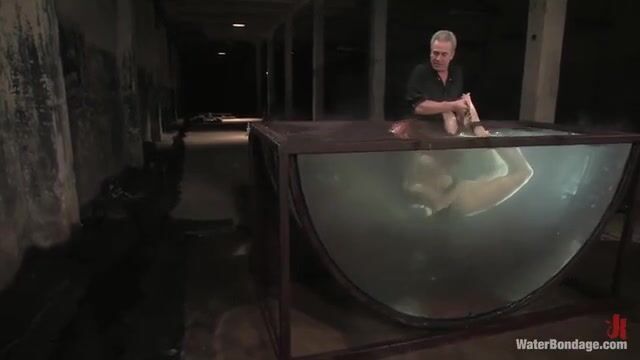 Грязные сексуальные пытки сильно возбуждают милую рабыню