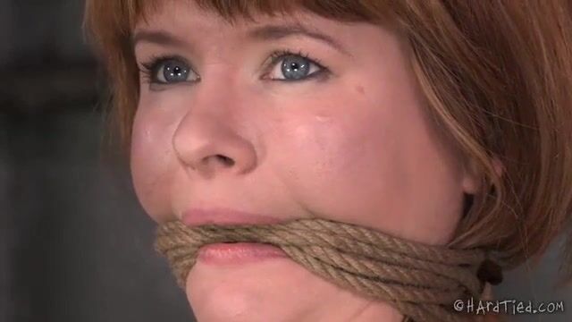 Строгий извращенный мужик усадил рабыню на трахательный станок