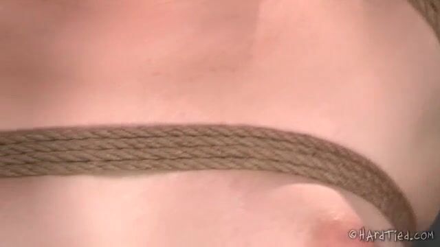 Строгий извращенный мужик усадил рабыню на трахательный станок