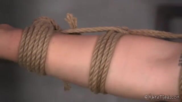 Строгий извращенный мужик усадил рабыню на трахательный станок