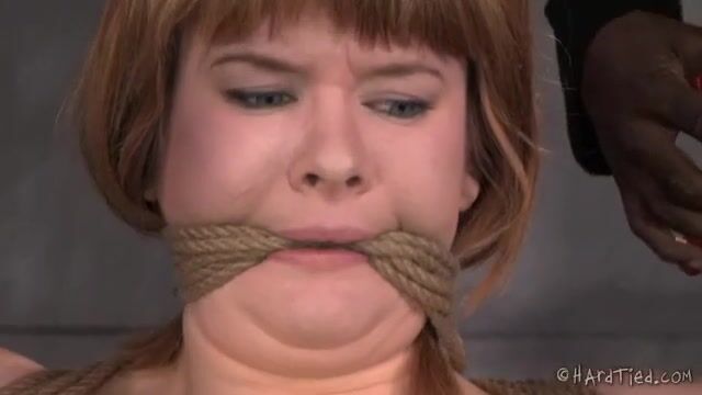 Строгий извращенный мужик усадил рабыню на трахательный станок